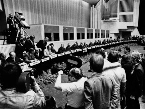 ETYK-kokous Helsingissä Finlandia-talossa 30.07.-01.0.1975. Päätösasiakirjan allekirjoitustilaisuus